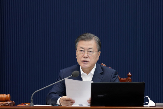 문재인 대통령이 2일 국무회의를 주재하고 있다. 청와대 제공.